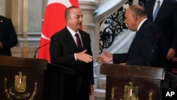 Dışişleri Bakanı Mevlüt Çavuşoğlu ve Mısır Dışişleri Bakanı Samih Şükri Kahire'de biraraya geldi.
