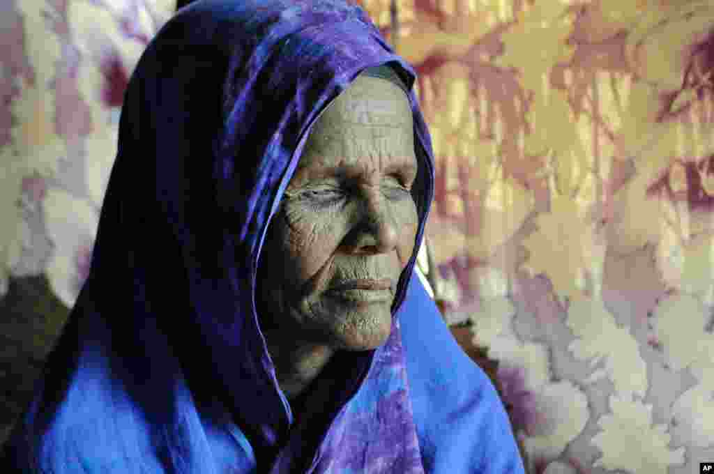 50-year-old Ibado Mahmud in the Dagahaley camp, July 22, 2011. Mahmud had her eyes removed by Ethiopian troops before travelling to the camps. Doctors believe she is suffering from post-traumatic stress disorder. (VOA Photo - M. Onyiego)