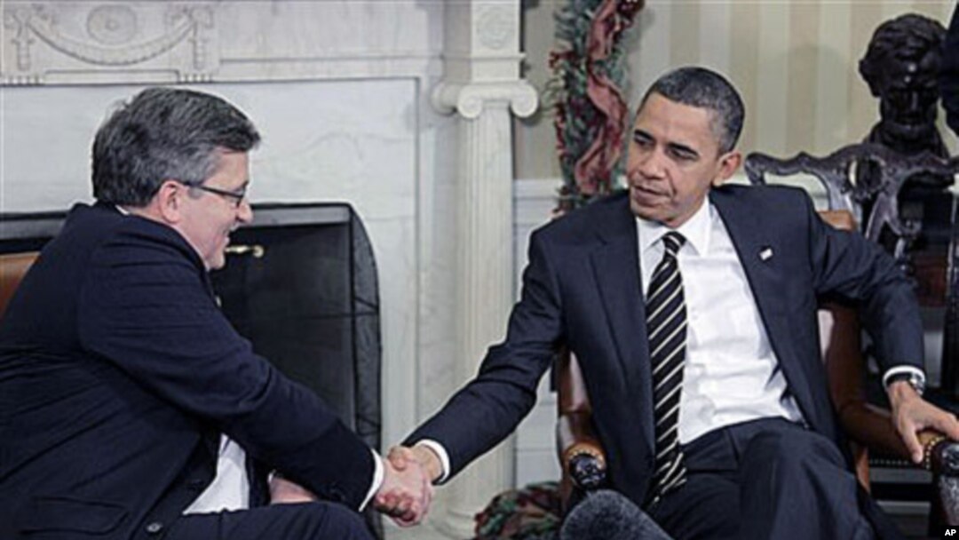 President Barack Obama shakes hands with Polish President Bronislaw Komorowski, during their meeting in Oval Office of the White House in Washington, Dec 8, 2010