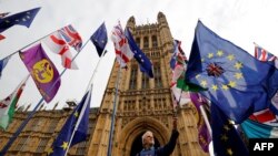 23일 영국 하원 앞에 유럽연합기와 영국 정당 깃발들이 펄럭이고 있다. 