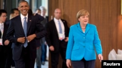 Presiden AS Barack Obama (kiri) dan Kanselir Jerman Angela Merkel tiba di Kruen, Jerman pada pembukaan acara KTT G-7 hari Minggu (7/6).