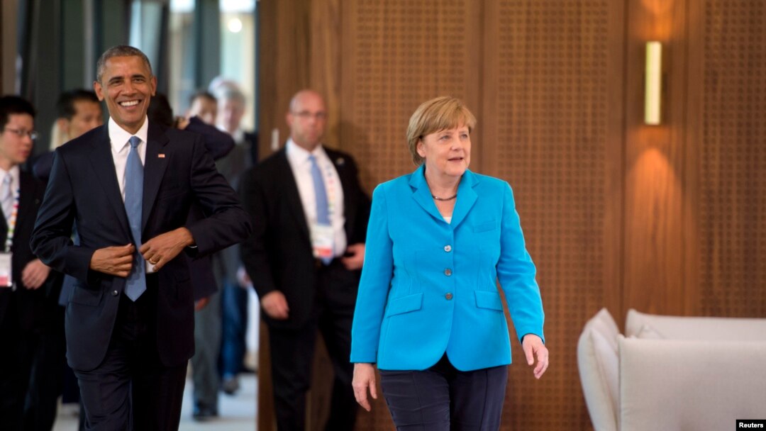 Presiden AS Barack Obama dan Kanselir Jerman Angela Merkel tiba di sesi pertama KTT G7 di hotel kastil Elmau di Kruen, Jerman, 7 Juni 2015. 