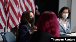 La vicepresidenta de EE. UU., Kamala Harris, y la secretaria de Comercio, Gina Raimondo, participan en una mesa redonda con mujeres propietarias de pequeñas empresas, en Providence, Rhode Island, el 5 de mayo de 2021.