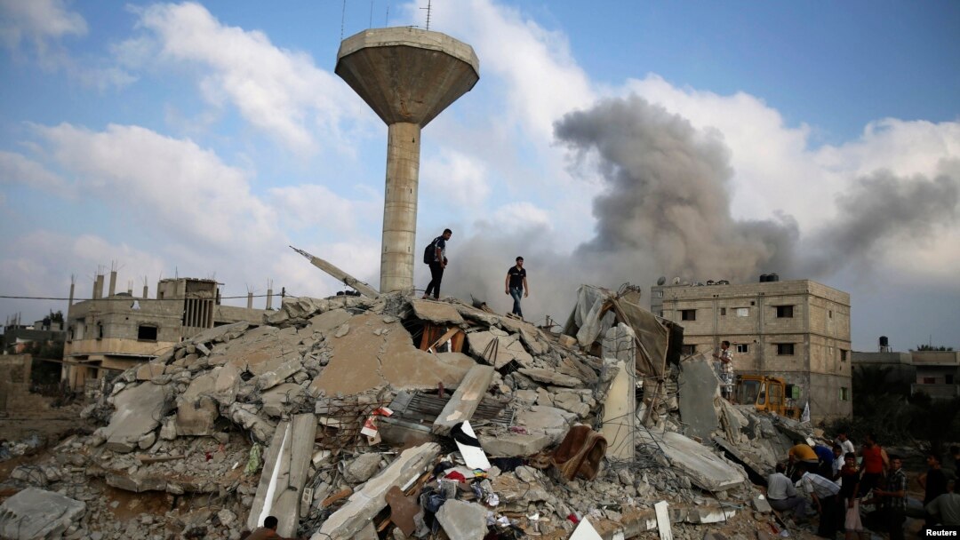 Warga Palestina mencari korban di reruntuhan sebuah rumah yang hancur akibat serangan udara Israel di Rafah, Jalur Gaza selatan, 29 Juli 2014.