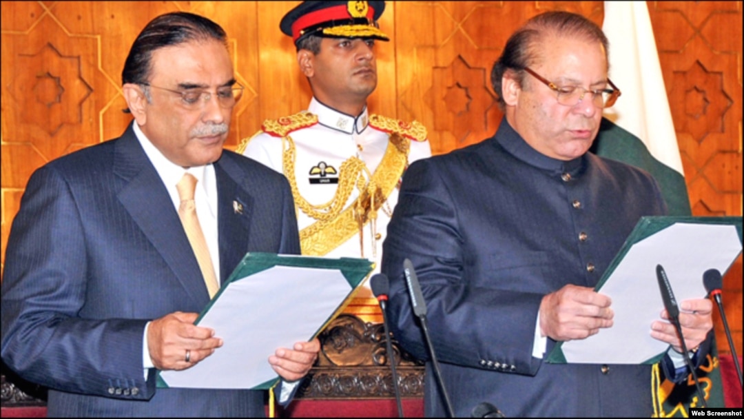 Presiden Pakistan Asif Ali Zardari (kiri) mengambil sumpah Nawaz Sharif sebagai Perdana Menteri untuk masa jabatan ketiga, di Islamabad hari Rabu (5/6).