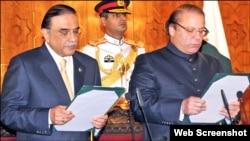 Presiden Pakistan Asif Ali Zardari (kiri) mengambil sumpah Nawaz Sharif sebagai Perdana Menteri untuk masa jabatan ketiga, di Islamabad hari Rabu (5/6).