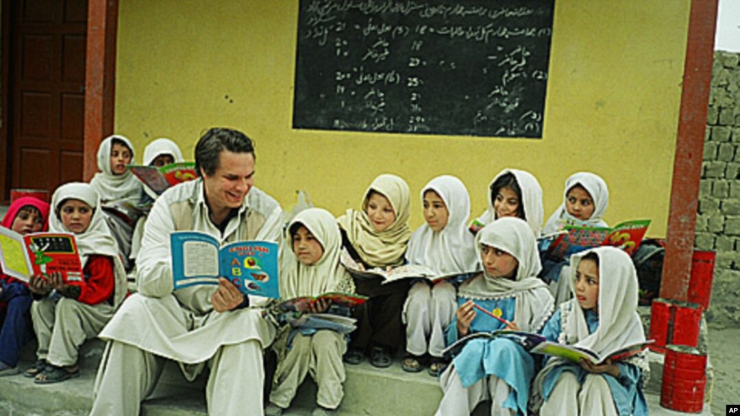 Greg Mortenson with schoolchildren in Pakistan