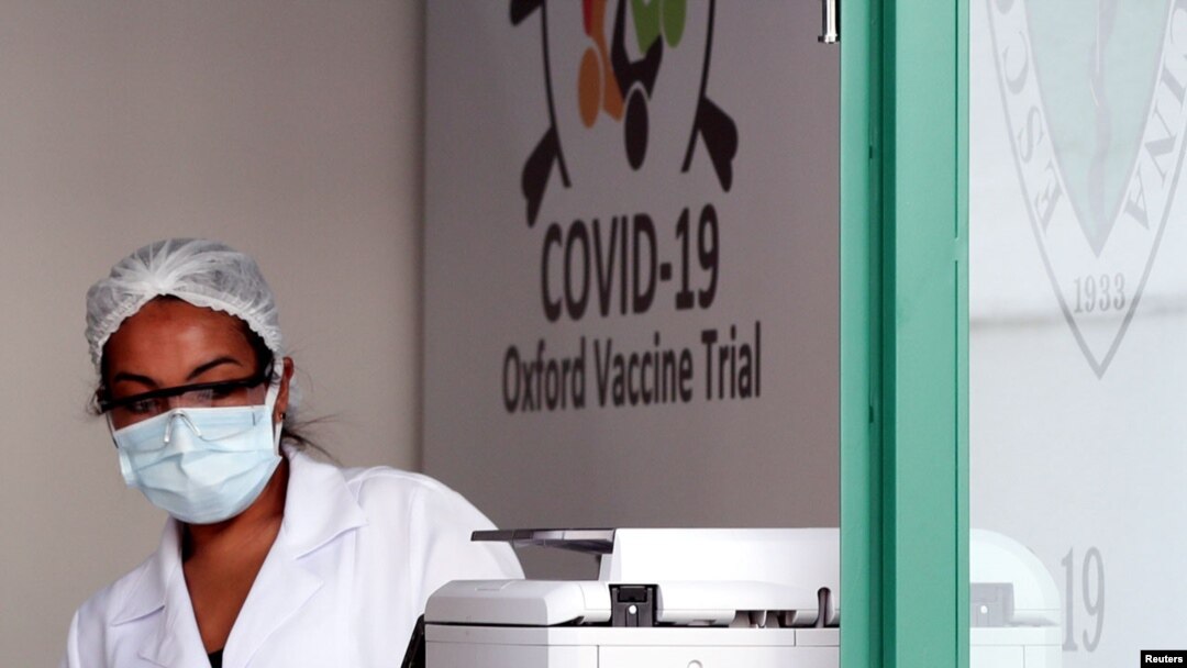 Seorang petugas di Pusat Rujukan Imunobiologi Khusus (CRIE) di Universitas Federal di Sao Paulo, tempat uji coba klinis vaksin Covid-19 yang dikembangkan AstraZeneca, di Sao Paulo, Brazil, 20 Juni 2020. (Foto: Reuters)