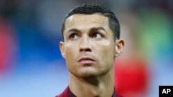 Cristiano Ronaldo avant le match de demi-finale de la Coupe des Confédérations entre le Portugal et le Chili au stade Kazan, Russie, 28 juin 2017.