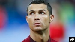 Cristiano Ronaldo avant le match de demi-finale de la Coupe des Confédérations entre le Portugal et le Chili au stade Kazan, Russie, 28 juin 2017.