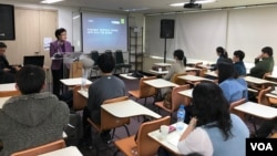 지난 2017년 서울 마포구 한미교육위원단에서 미국 유학에 관심 있는 탈북 유학생들이 풀브라이트 장학 지원제도에 대한 설명을 듣고 있다. (자료사진)