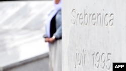 Na ovoj fotografiji snimljenoj 16. maja 2024. godine vidi se natpis „Srebrenica jul 1995.“ na spomen groblju Srebrenica-Potočari (ELVIS BARUKCIC / AFP)