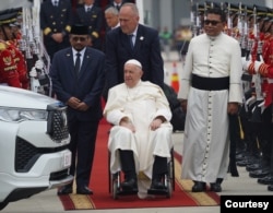 Pemimpin Tertinggi Gereja Katolik sedunia dan Kepala Negara Vatikan Paus Fransiskus tiba di Bandara Soekarno Hatta, Banten, Indonesia, Selasa (3/9/2024). (INDONESIA PAPAL VISIT COMMITTEE/ DANU KUSWORO)