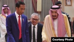 Presiden Joko Widodo Minggu sore (14/4) bertemu Raja Salman bin Abdulaziz Al Saud di Riyadh, dalam perjalanan untuk menunaikan ibadah umrah. (Foto: Biro Setpres RI)