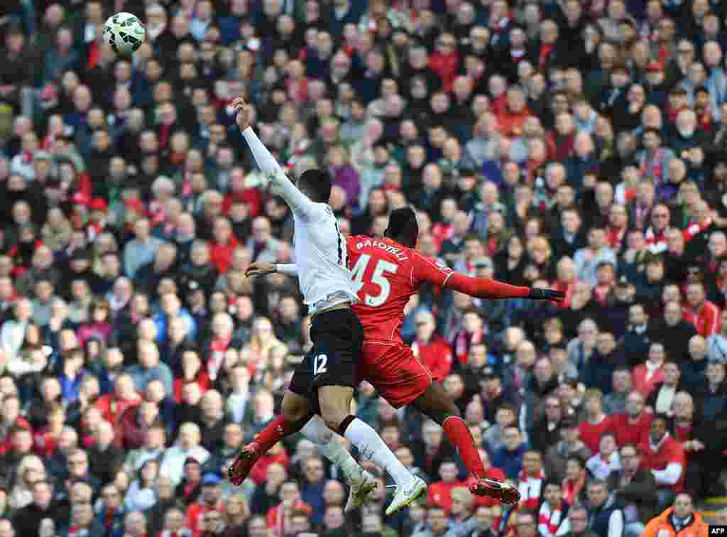 Liverpool&#39;s Italian striker Mario Balotelli (R) vies with Manchester United&#39;s English defender Chris Smalling (L) during the English Premier League football match between Liverpool and Manchester United at Anfield in Liverpool, northwest England.