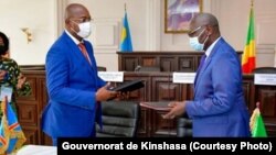 Gentiny Ngobila (g) mokambi ya engumba Kinshasa na mokokani wa ye ya Maire ya Brazzaville, Sieudonné Batshimba (D) bazali kopesana bokonzi ya Commission spéciale ya coppération kati na ba Congo mibale, na Brazzaville, 9 juin 2021. (Gouvernorat Kinshasa)