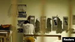 Seorang napi menelpon dari Penjara Orange County di Santa Ana, California, 24 Mei 2011. (REUTERS/Lucy Nicholson)