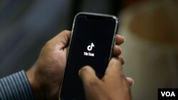 Un usuario abre la aplicación de redes sociales TikTok en su teléfono celular, en Islamabad, Pakistán, el 21 de julio de 2020.