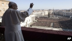 El papa Francisco saluda a los fieles luego de su discurso Urbi e Orbi.