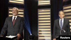  Amr Moussa e Abdel-Moneim Abolfotoh num debate televisivo no Cairo. 