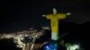 ARCHIVO - La estatua del Cristo Redentor es iluminada con una imagen del jersey brasileño de Pelé, a manera de homenaje al astro del fútbol en su primer aniversario luctuoso, en Río de Janeiro, Brasil, el viernes 29 de diciembre de 2023