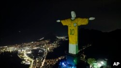 ARCHIVO - La estatua del Cristo Redentor es iluminada con una imagen del jersey brasileño de Pelé, a manera de homenaje al astro del fútbol en su primer aniversario luctuoso, en Río de Janeiro, Brasil, el viernes 29 de diciembre de 2023