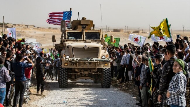 2019年10月6日叙利亚库尔德人在美国装甲车周围。