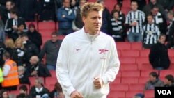 Pemain Denmark, Nicklas Bendtner mencetak satu gol dalam pertandingan persahabatan melawan Swedia.