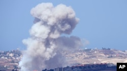 El humo se eleva tras los ataques aéreos israelíes contra las aldeas del distrito de Nabatiyeh, visto desde la ciudad de Marjayoun, en el sur del Líbano, el lunes 23 de septiembre de 2024. (Foto AP/Hussein Malla)