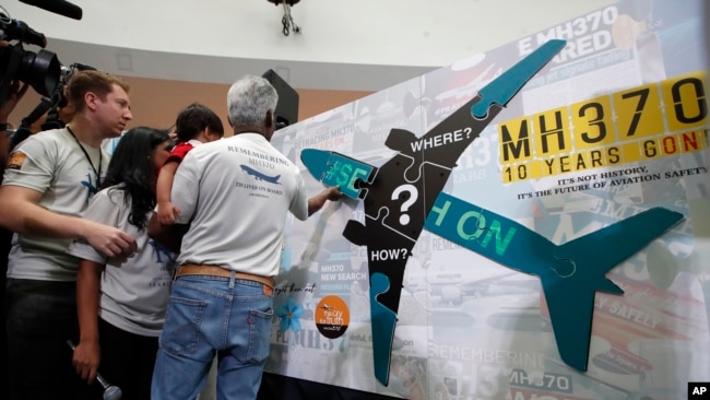 Familiares y parientes de los pasajeros a bordo del vuelo 370 desaparecido de Malaysia Airlines durante el décimo evento conmemorativo anual en un centro comercial en Subang Jaya, en las afueras de Kuala Lumpur, Malasia, el 3 de marzo de 2024.