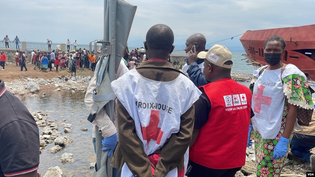 Abakozi b’umuryango utabara imbabare  Croix Rouge ku nkengero z’ikiyaga cya Kivu