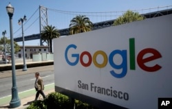 រូបភាព​ឯកសារ៖ បុរស​ម្នាក់​ដើរ​កាត់​ស្លាកសញ្ញា​របស់​ក្រុមហ៊ុន Google ក្នុង​ក្រុង San Francisco កាលពី​ថ្ងៃទី១ ខែឧសភា ឆ្នាំ២០១៩។