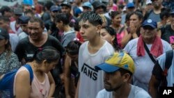 ARCHIVO - Manifestantes bloquean una calle mientras protestan contra la escasez de alimentos en comedores comunitarios en Buenos Aires, Argentina, el jueves 8 de febrero de 2024.