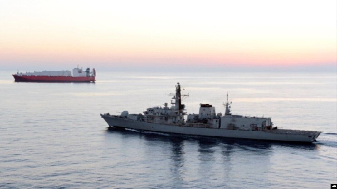 Kapal angkatan laut Inggris HMS Montrose mengawal sebuah kapal di laut lepas pantai Siprus pada Februari 2014. (Foto: AP)