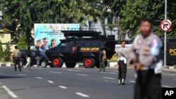 Petugas Kepolisian memblokir sebuah jalan menyusul serangan ke Mapolrestabes Surabaya, Senin, 14 Mei 2018.