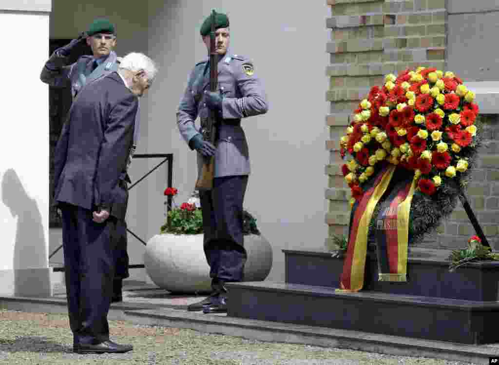 A Soviet veteran pays his respects during a memorial ceremony on the occasion of the 70th anniversary of the end of World War II at the Soviet cemetery in Lebus, Germany, close to the border of Poland, May 8, 2015. 