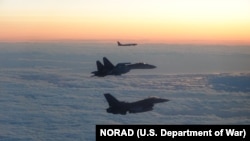북미우주항공방위사령부(NORAD) 소속 F-16 파이팅 팰컨 전투기가 지난 2025년 9월 24일, 베링해 상공의 알래스카 방공식별구역(ADIZ)을 통과하는 러시아의 Su-35 플랭커 전투기와 Tu-95 베어 전략폭격기를 호위(요격)하고 있다.
