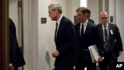 លោក Robert Mueller ដែល​ជា​ទីប្រឹក្សា​ពិសេស​លើ​ការ​ស៊ើបអង្កេត​ការ​ពាក់ព័ន្ធ​របស់​រុស្ស៊ី​ចាកចេញ​ពី​វិមាន​សភា Capitol Hill បន្ទាប់​ពី​មាន​កិច្ចប្រជុំ​បិទ​ទ្វារ​មួយ​កាលពី​ថ្ងៃទី២១ ខែកក្កដា ឆ្នាំ២០១៧។