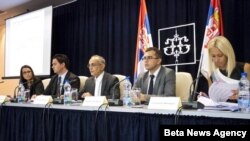 Generalni direktor Sektora za monetarne analize i statistiku NBS Branko Hinić sa saradnicima predstavlja izveštaj o inflaciji, 15. avgusta 2012. 