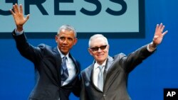 Le président Barack Obama, à gauche, et le chef de la minorité du Sénat, le sénateur Harry Reid, lors du Sommet national sur l'énergie propre, lundi 24 août 2015, à Las Vegas.