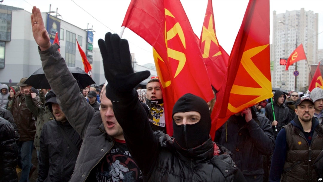 Ruski nacionalnisti, od kojih su neki podizali ruke u nacističkom pozdravu, protestuju zbog imigranata za vreme Dana nacionalnog jedinstva u Moskvi 4. novembra 2013.
