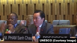 Đại sứ Phạm Sanh Châu tại một vòng bầu chọn vào chức Tổng giám đốc UNESCO.