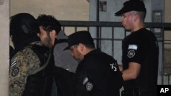 Fernando Sabag Montiel es llevado por la policía al edificio de tribunales para declarar como el principal sospechoso del intento de asesinato de la vicepresidenta argentina Cristina Fernández de Kirchner en Buenos Aires, Argentina, el 6 de septiembre de 2022. 