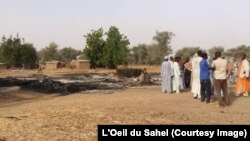 Les maisons incendiées à Moskata lors d'une incursion de Boko Haram, à l'extrême nord du Cameroun, 17 août 2017. (Photo : Journal l'Oeil du Sahel)