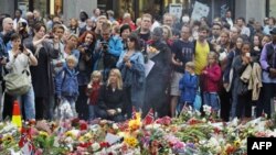Pločnik ispred katedrale u Oslu prekriven je cvećem u znak žalosti za ljudima poginulim u masovnom zločinu, u petak