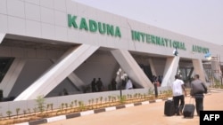 Les passagers arrivent depuis Addis Abeba, à l'aéroport de Kaduna, le 8 mars 2017.