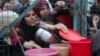 Palestinos hacen fila para recibir alimentos gratis en el campamento de refugiados de Jabaliya, el lunes 18 de marzo de 2024, en la Franja de Gaza.