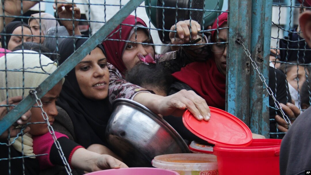 Warga Palestina antre untuk mendapatkan makanan di sebuah dapur umum di kamp pengungsi Jabaliya (foto: dok).
