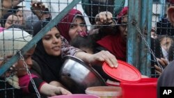 Warga Palestina antre untuk mendapatkan makanan di sebuah dapur umum di kamp pengungsi Jabaliya (foto: dok).