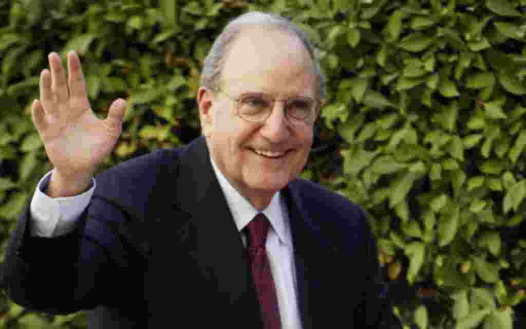 U.S. Mideast Envoy George Mitchell waves to journalists before his meeting with Arab League Secretary-General Amr Moussa at the Arab League headquarters in Cairo December 15, 2010. REUTERS/Amr Abdallah Dalsh (EGYPT - Tags: POLITICS)